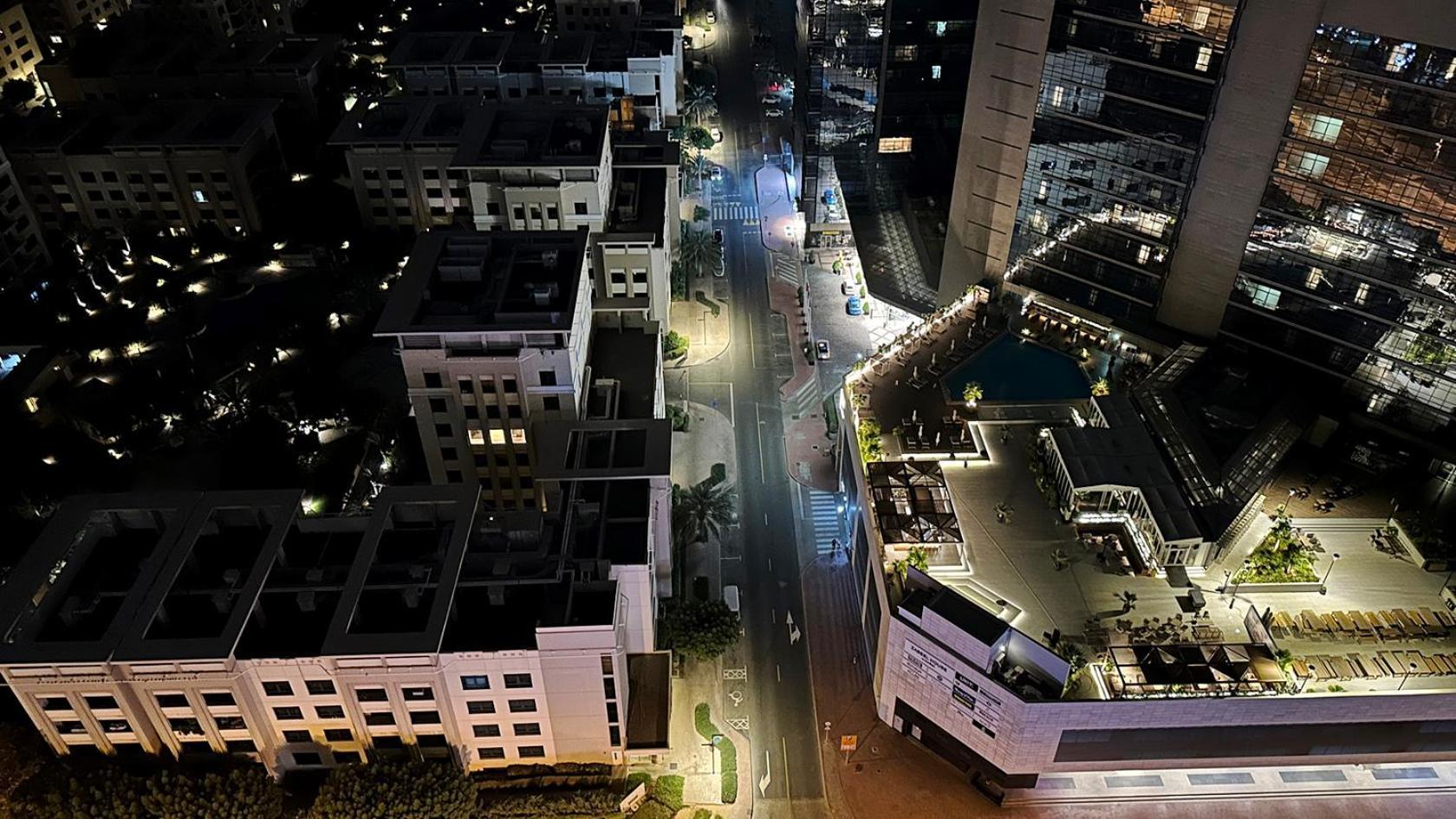 Metropolis View Partition Near Internet Metro Homestay *