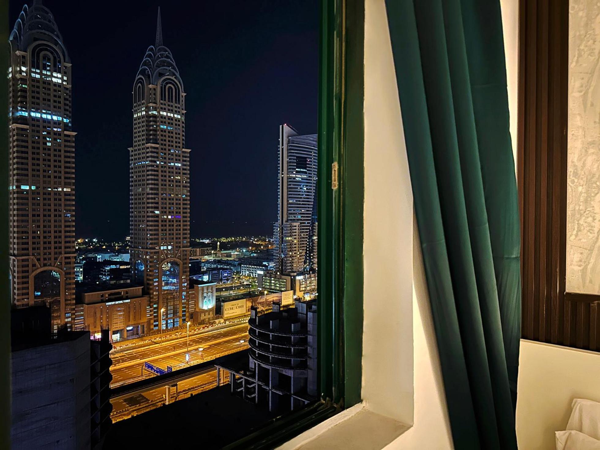 Metropolis View Partition Near Internet Metro * Dubai
