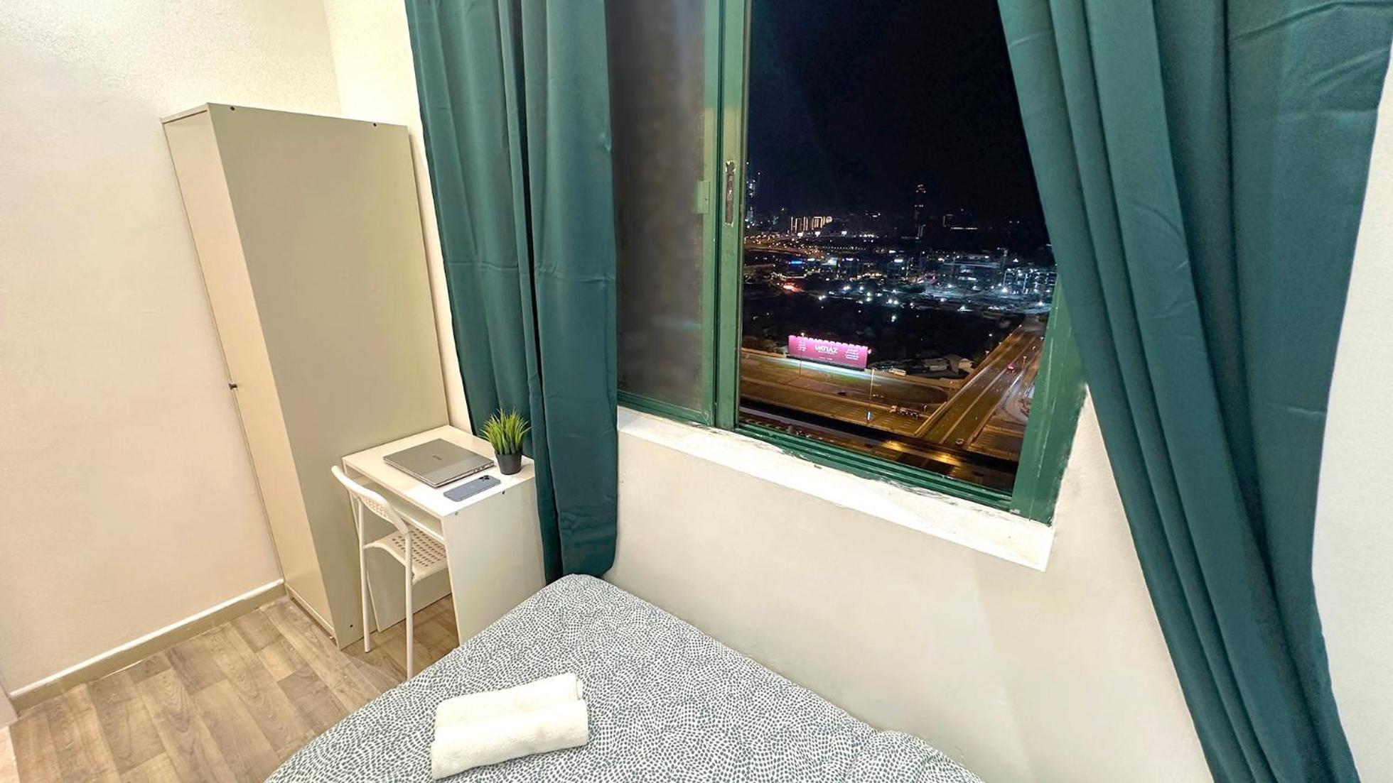 Metropolis View Partition Near Internet Metro Homestay Dubai